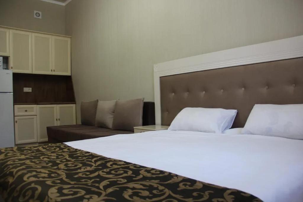 Gold Boutique Hotel Алма Ата Екстериор снимка